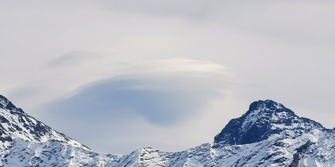 В небе над Сочи появились уникальные облака, напоминающие «летающие тарелки»