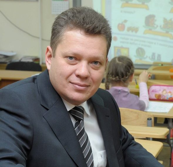 В Сочи директор гимназии №8 Никитин привлечен к суду за отказ обучать ребенка полицейского