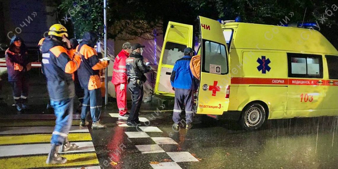 В Сочи спасли мужчину, упавшего с четырехметровой высоты