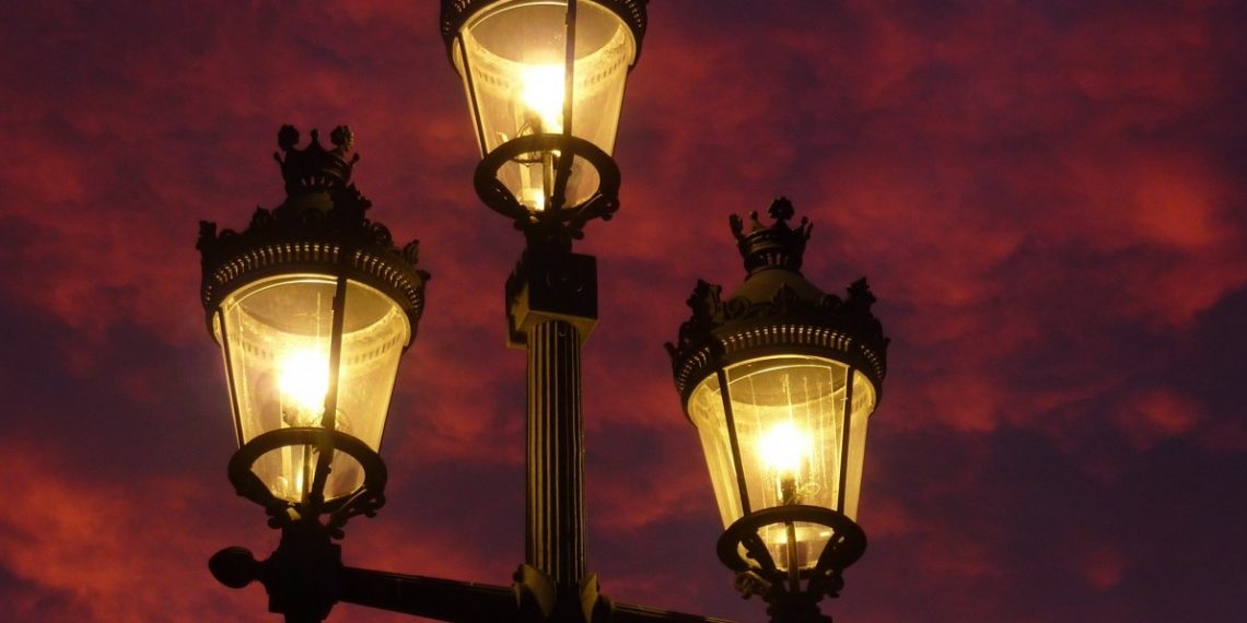 На фонаре в Анапе нарисовали свастику