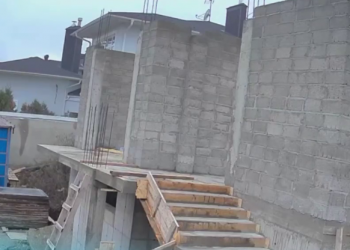 В Анапе заметили парочку, которая взяла со стройки чужие блоки