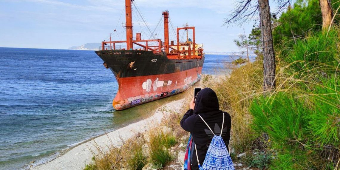 Сухогруз «РИО» рядом с Геленджиком демонтируют за 4 месяца