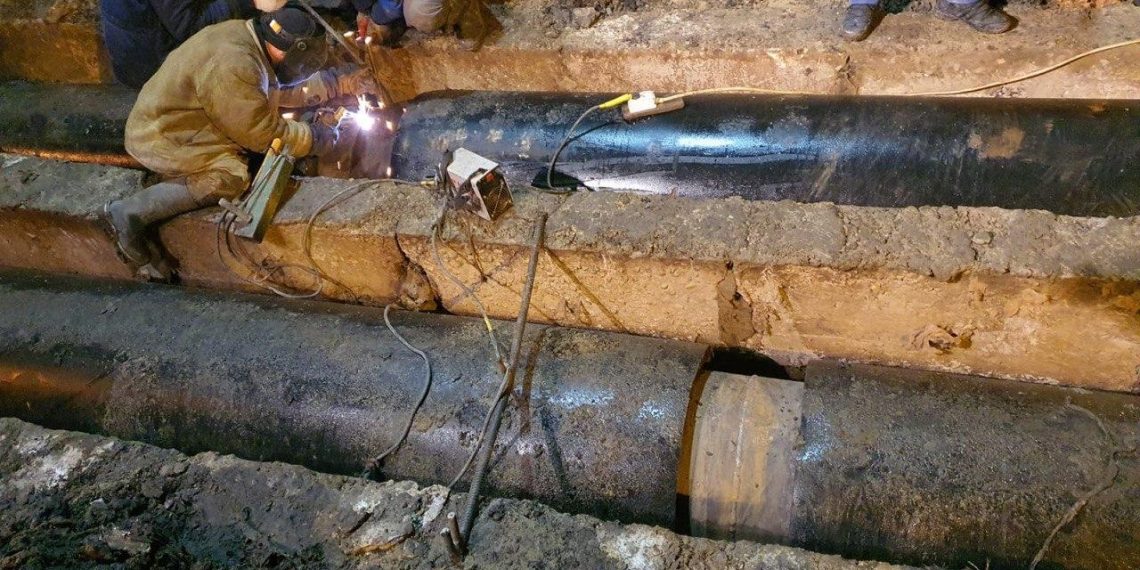 В центре Краснодара устраняют аварию на теплосетях