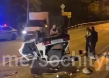 В Сочи автомобиль в жестком ДТП перевернулся на крышу