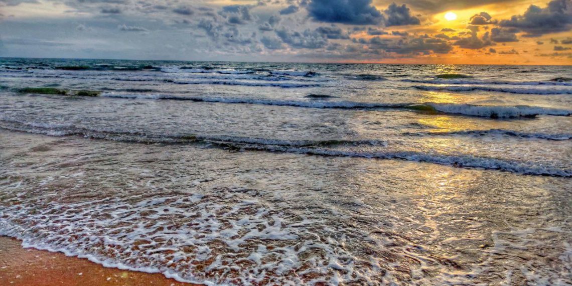 На пляже анапского поселка Джемете сняли невероятной красоты закат