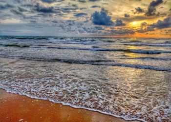 На пляже анапского поселка Джемете сняли невероятной красоты закат