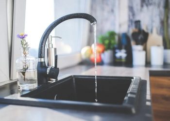 В Краснодаре устранили аварию, оставившую без воды жителей 7 улиц Западного округа