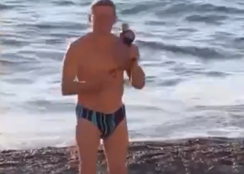 В ноябре парень в трусах снова поет на пляжах Сочи