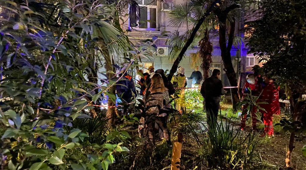 В Сочи из-за обрушения балкона на четвертом этаже на улице Донской пострадали люди