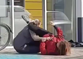 В Анапе эпичную драку двух девушек возле магазина сняли на видео