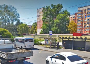 В Сочи мужчина с баллончиком напал на двух девушек и двух детей