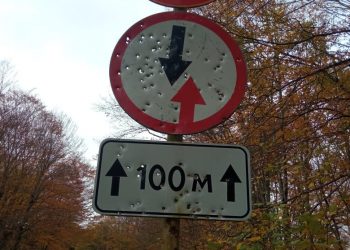 Расстрелянные неизвестными дорожные знаки заметили на трассе за Апшеронском