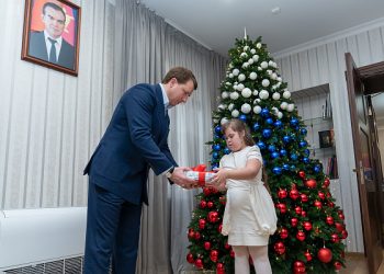 Копайгородский вручил детям подарки, загаданные на «Елке желаний»