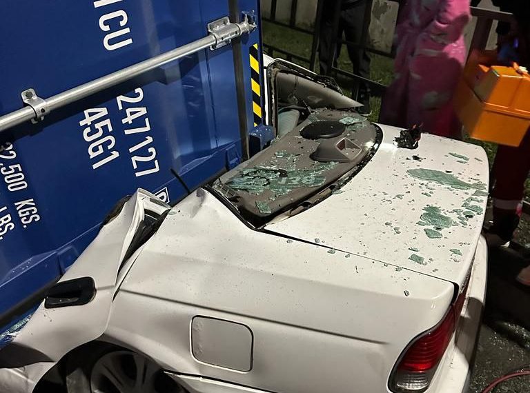 В Новороссийске груженый контейнер упал на легковой автомобиль, раздавив его вместе с водителем