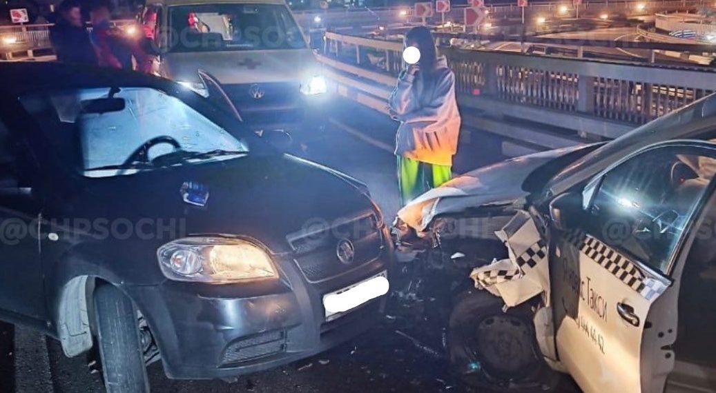 В Адлерском районе Сочи произошло жесткое ДТП с участием такси