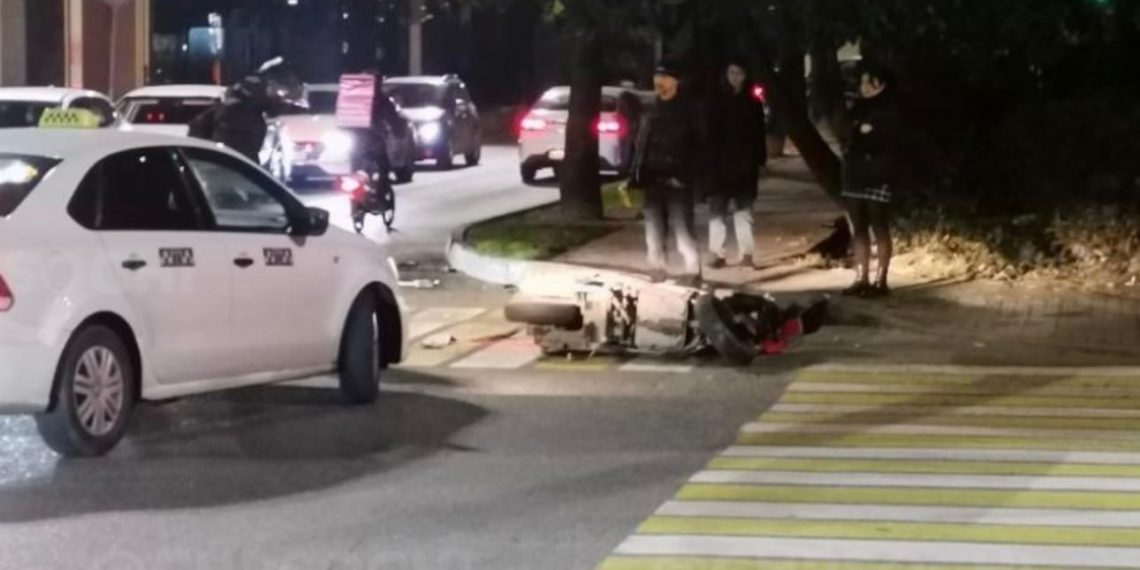 В Сочи автомобиль сбил мопедиста на перекрестке Гагарина и Цветного Бульвара