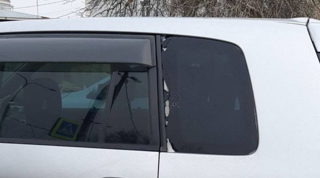 В Краснодаре неизвестные обстреляли иномарку