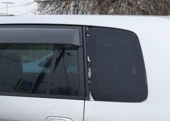 В Краснодаре неизвестные обстреляли иномарку