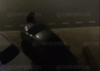 В Сочи неизвестный повредил иномарку и сорвал с нее номер