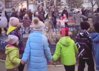 В Краснодаре дети водили хоровод вокруг фантомной елки