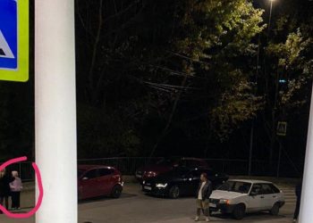 В Сочи автомобиль сбил маленькую девочку в розовой кофточке