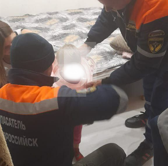 В Новороссийске спасли маленькую девочку, надевшую на себя горшок