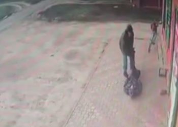 На Кубани мужчина избил пенсионерку и таскал за ногу по земле