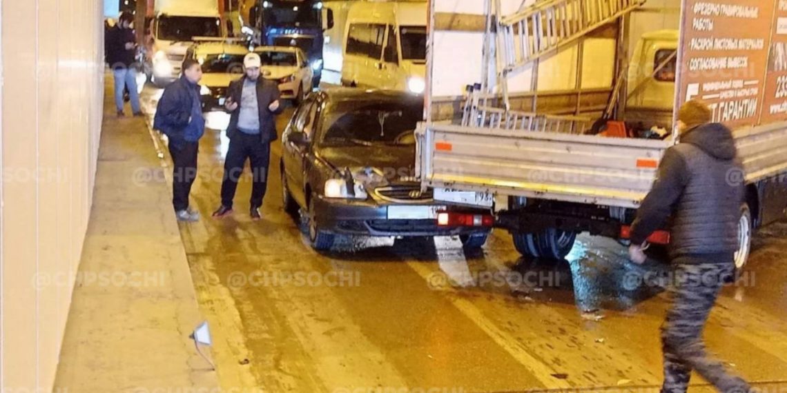 Авария в Сочи перекрыла Хостинский тоннель