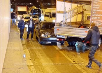 Авария в Сочи перекрыла Хостинский тоннель