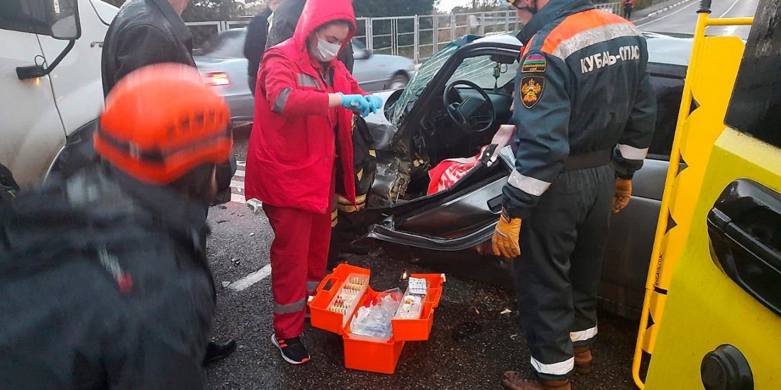 В Сочи столкнулись ВАЗ и «Газель»: пострадал водитель