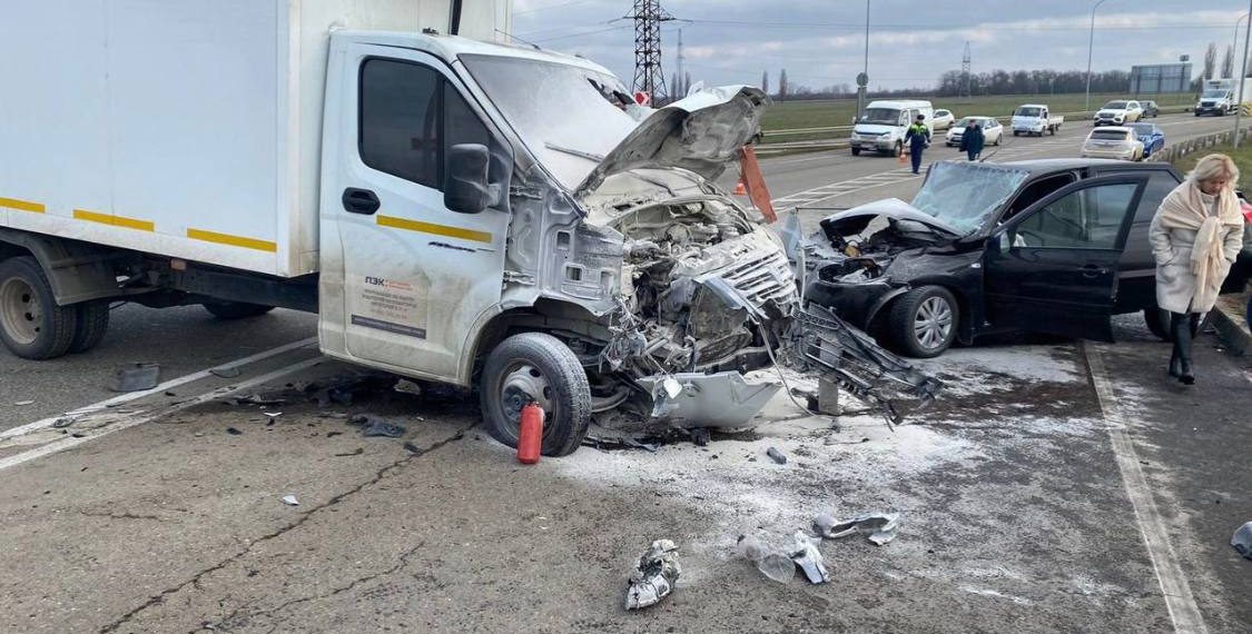 На Кубани столкнулись «Газель» и Datsun: пострадали оба водителя