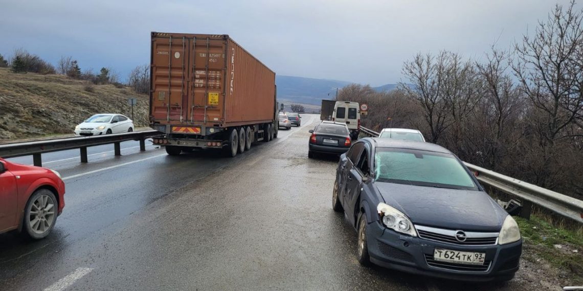 На трассе под Новороссийском произошло пять ДТП
