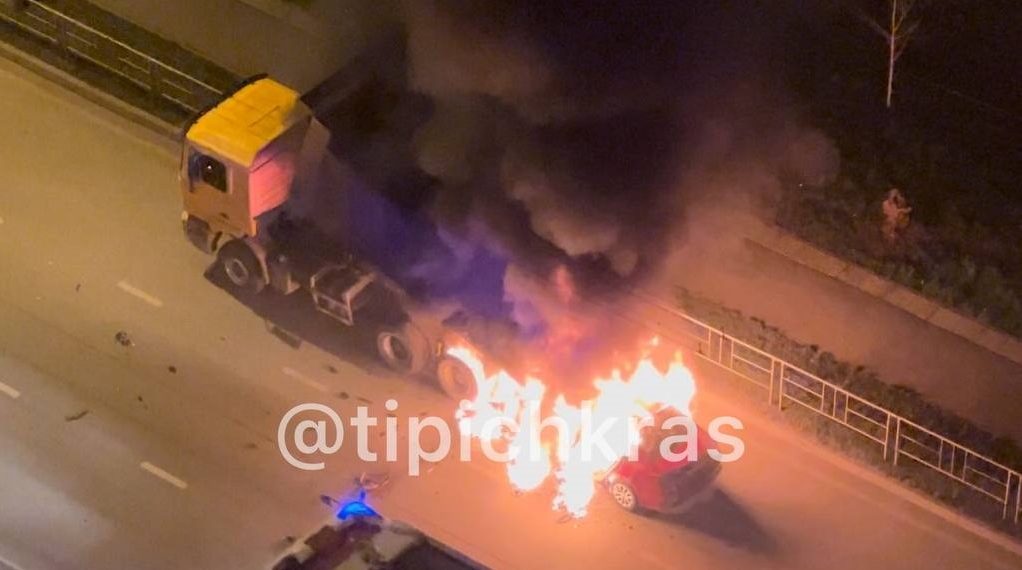 В Краснодаре легковушка врезалась в грузовик: есть пострадавшие