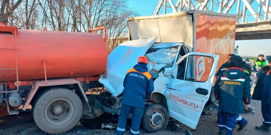На Кубани «Газель» врезалась в ЗИЛ: пострадал водитель