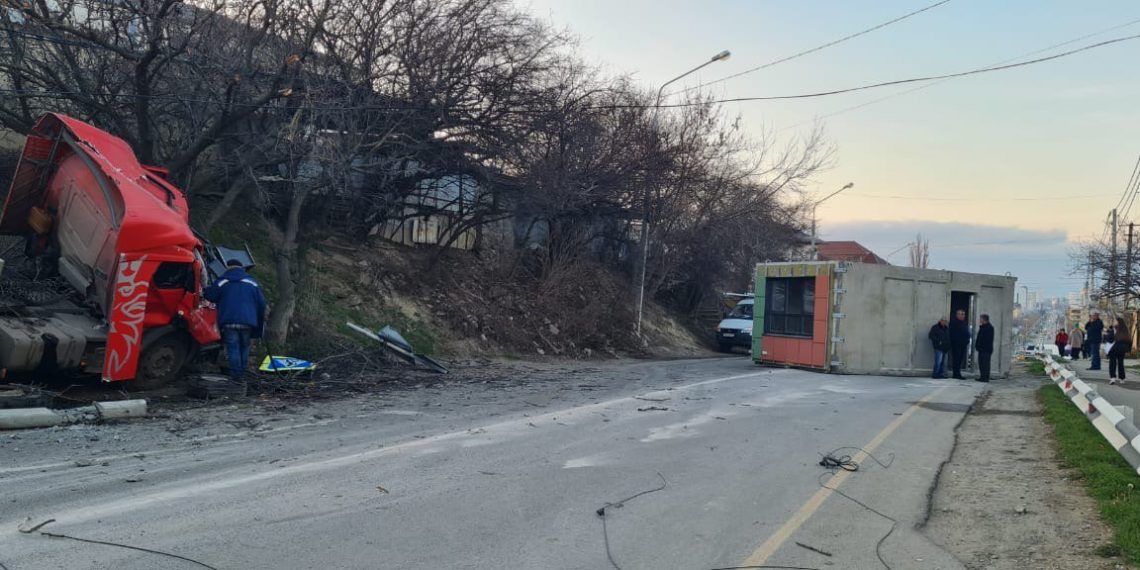 В ДТП с грузовиком и шестью легковушками в Анапе пострадал человек