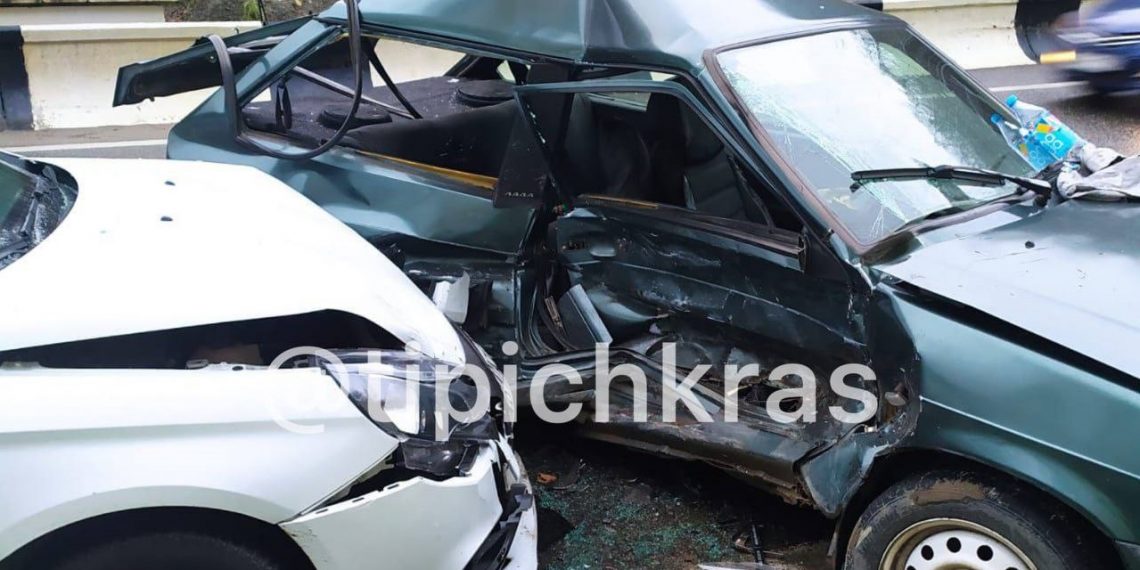 В Сочи столкнулись две легковушки: сообщается о погибших