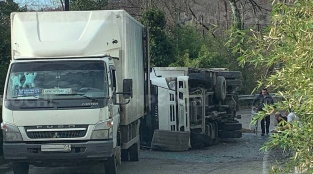 В Сочи опрокинувшийся грузовик перекрыл дорогу