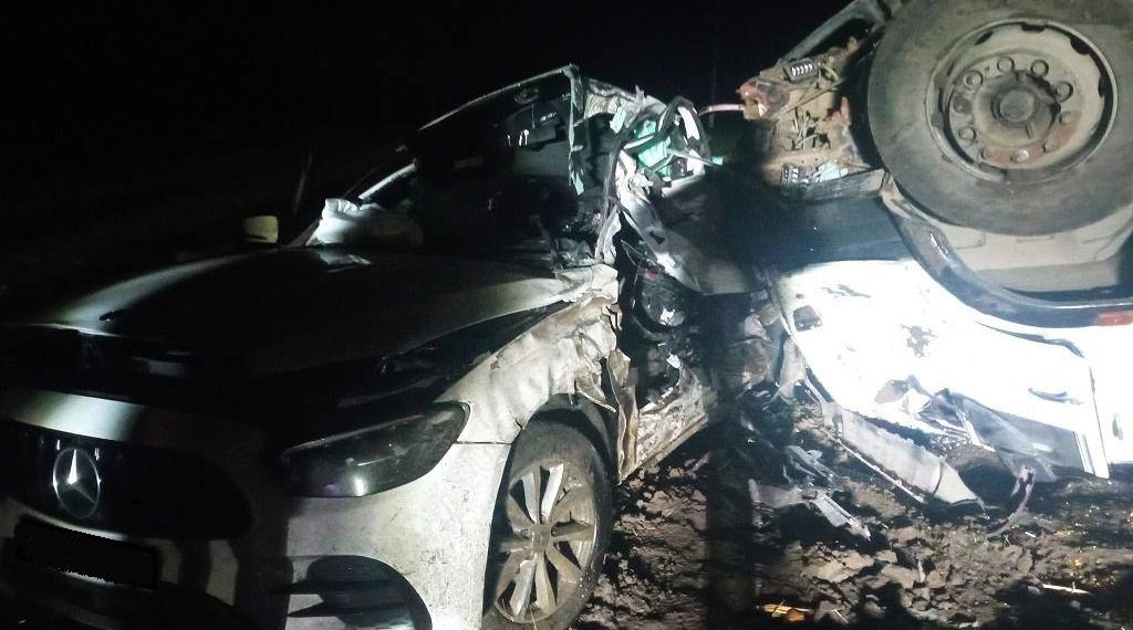 На Кубани Mercedes врезался в КамАЗ: погиб водитель