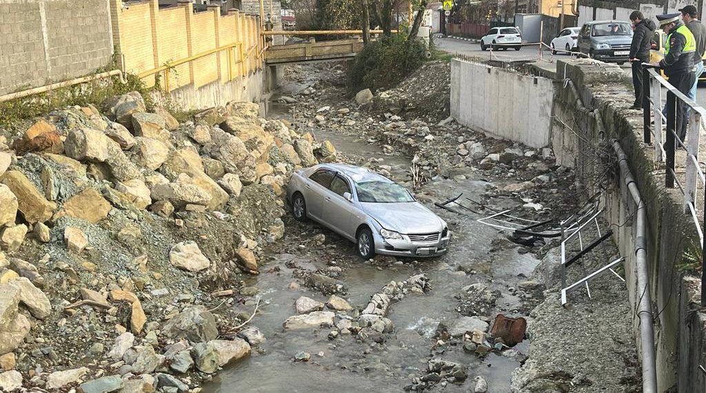Появились подробности ДТП с упавшей в реку машиной в Сочи