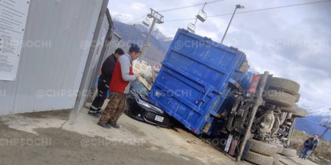 В Сочи самосвал опрокинулся на легковушку