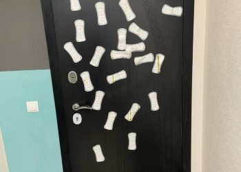 В Краснодаре входную дверь в квартиру неизвестные обклеили прокладками и облили шпротным маслом