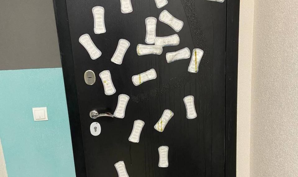 В Краснодаре входную дверь в квартиру неизвестные обклеили прокладками и облили шпротным маслом