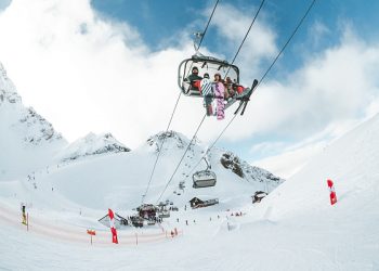 В Сочи на Курорте Красная Поляна открылись первые горнолыжные трассы