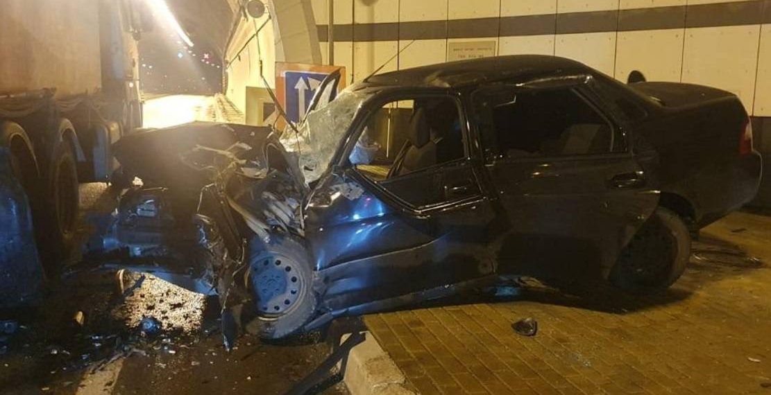 В Сочи погиб 22-летний водитель «Лады Приоры», протаранивший машину дорожной спецтехники