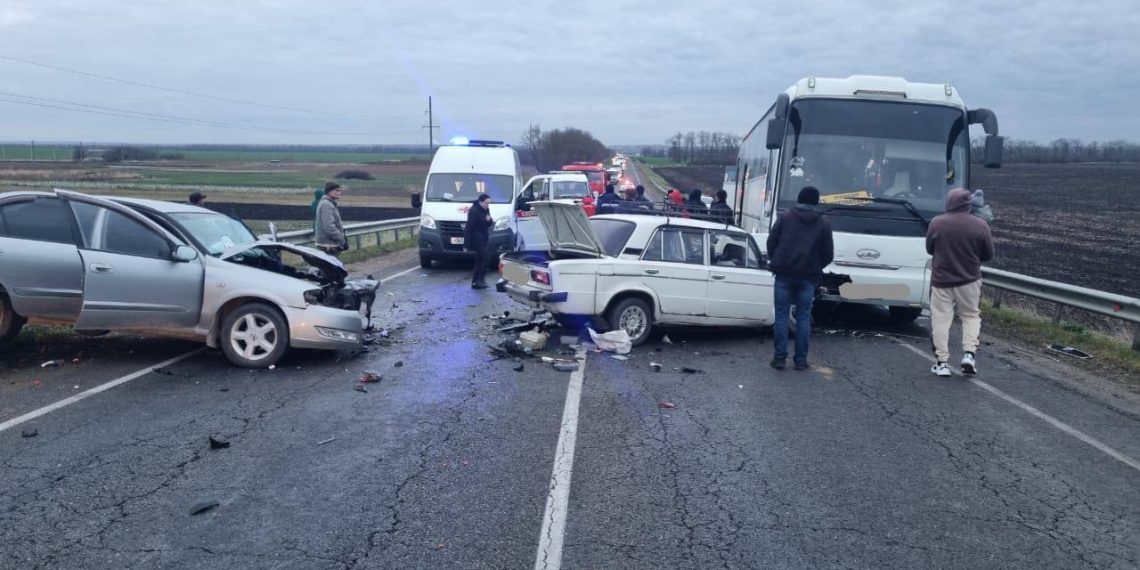 На Кубани водитель автобуса объезжал ДТП и отправил на тот свет 77-летнего водителя ВАЗа