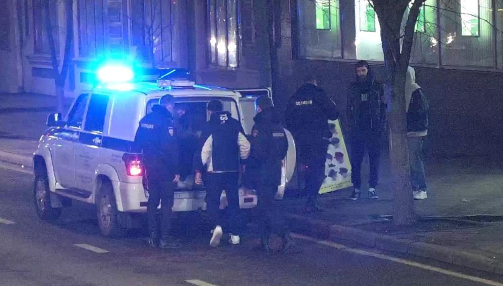 В Краснодаре задержали авторов граффити на улице Красной