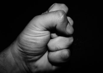 На Кубани мужчина избил приемную дочь за отказ делать уроки