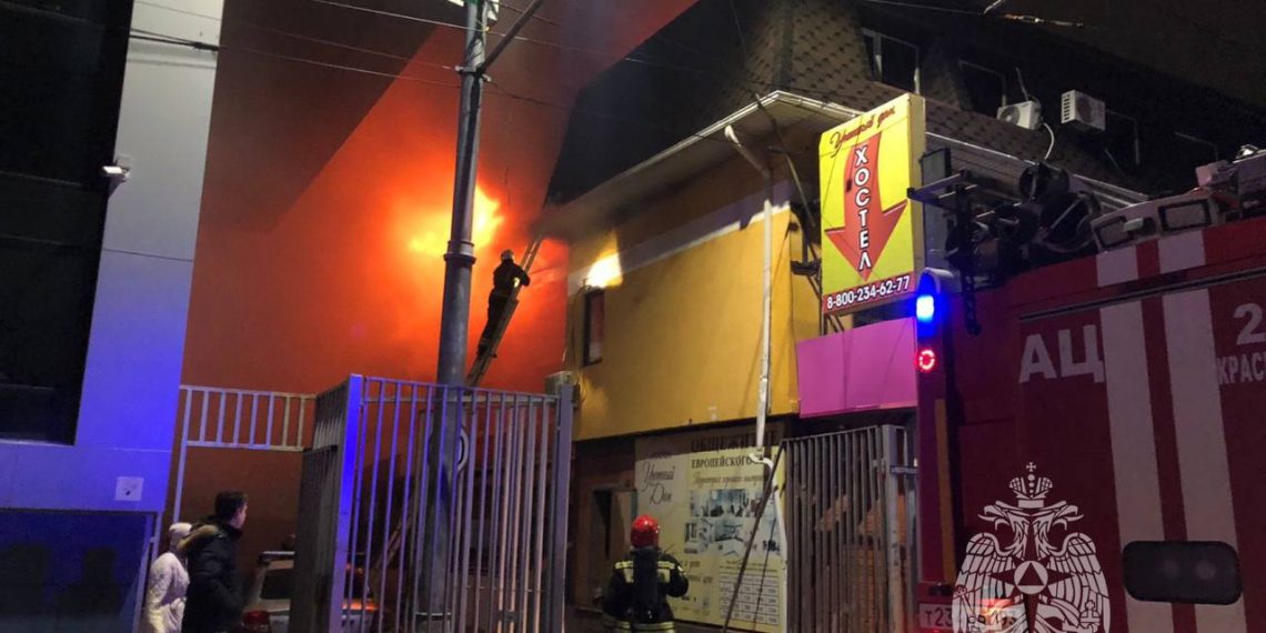 В Краснодаре пожар в хостеле рядом с ТРК “Сити Центр” локализован на площади 400 кв. метров