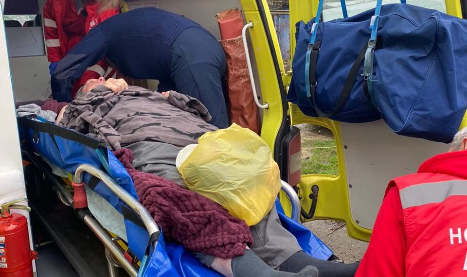 В Абрау-Дюрсо спасатели взломали дверь, чтобы спасти лежащего на полу пенсионера