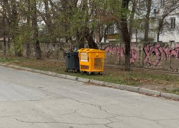 В Анапе дикари в установленные контейнеры для пластика набросали картона